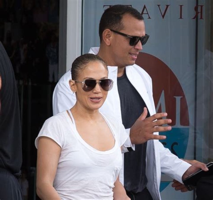 A Shirtless Drake Sends Ex Jennifer Lopez a Message on Instagram!