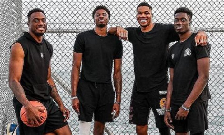 Are thanasis and giannis brothers?