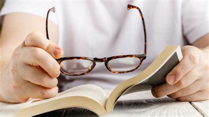 Do reading glasses weaken your eyes?