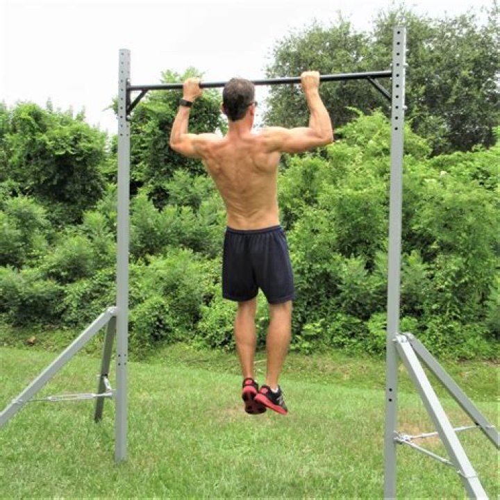Does hanging on a pull up bar make you taller?
