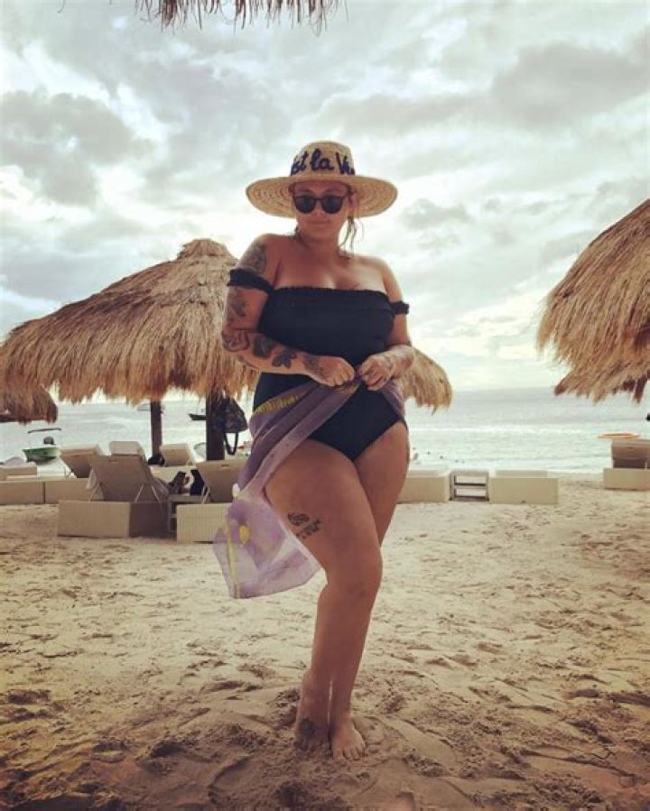 Elle King Loves to Show Off Her Stunning Curves in a Bikini! See the Country Singer’s Swimsuit Photos