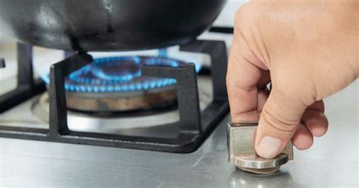 How do gas stove igniters work?