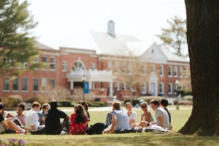 How many students attend sewanee?