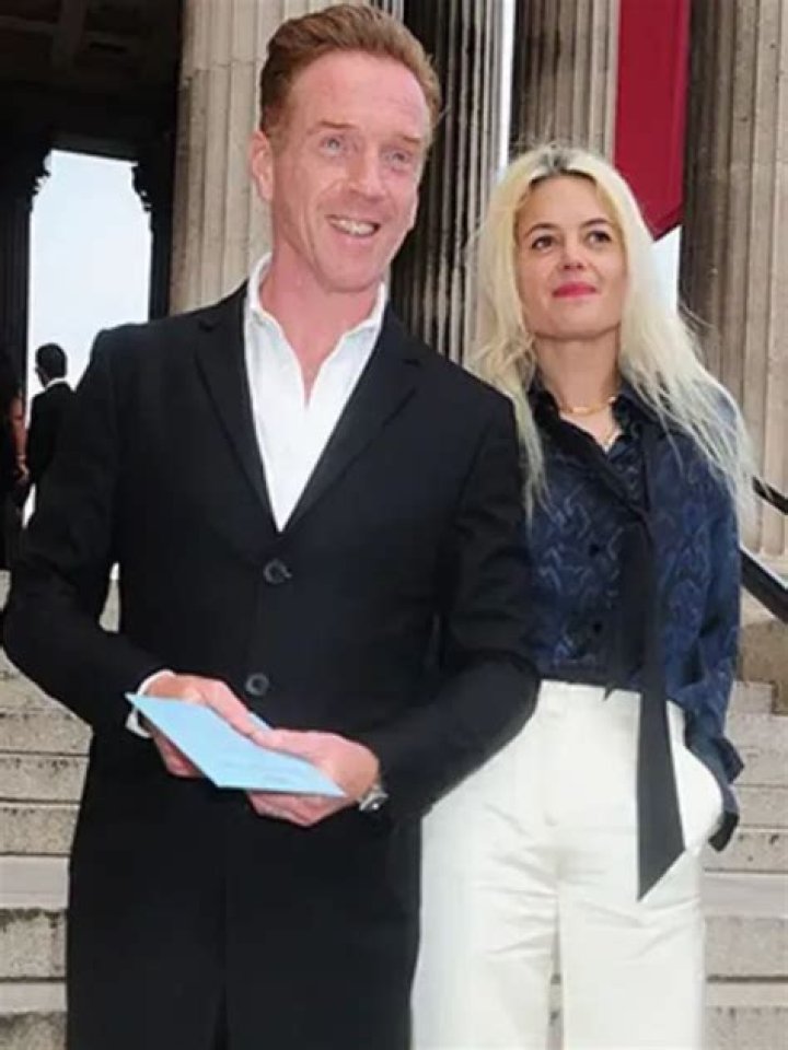 How tall is Damian Lewis