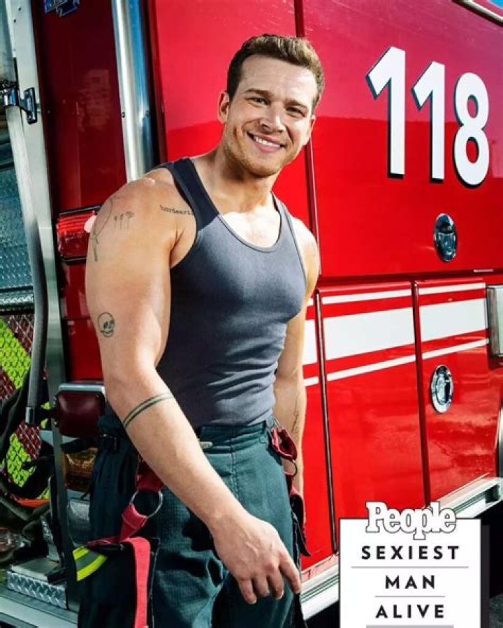 How tall is Oliver Stark