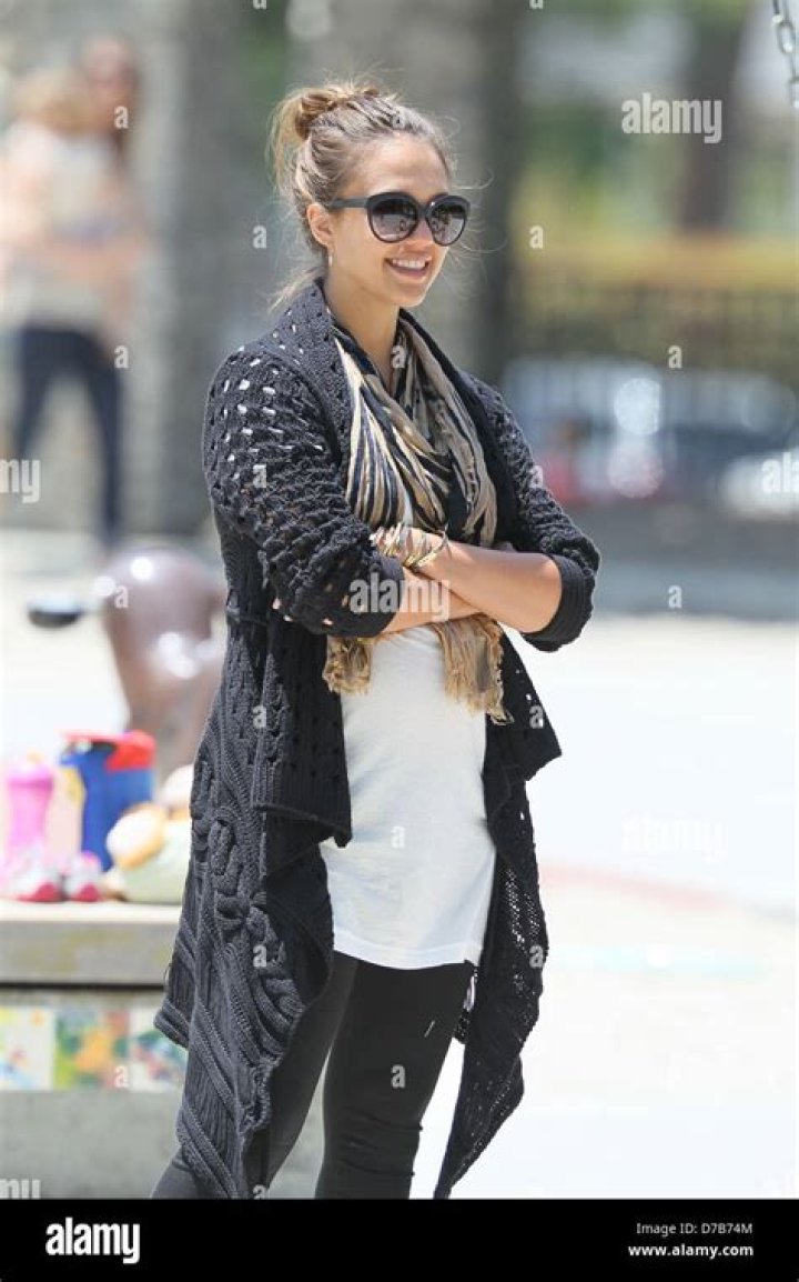 Jessica Alba Shows off Her Baby Bump While Hanging out With Honor and Haven