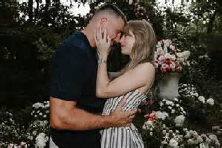 Kelly Clarkson Says Taylor Swift and Travis Kelce Romance Is Like Watching ‘The Real Housewives’