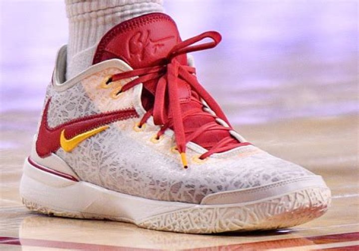 LeBron James’ Nike LeBron 7 Returns In Classic 