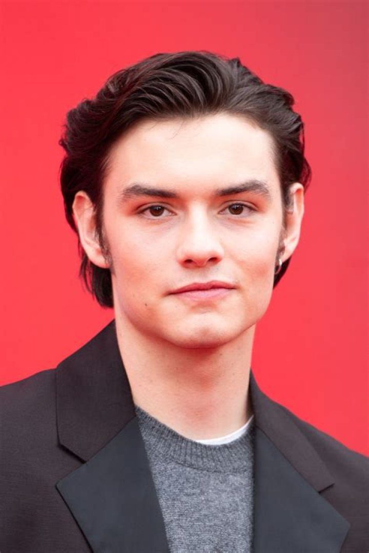 Louis Partridge – Celebsgraphy