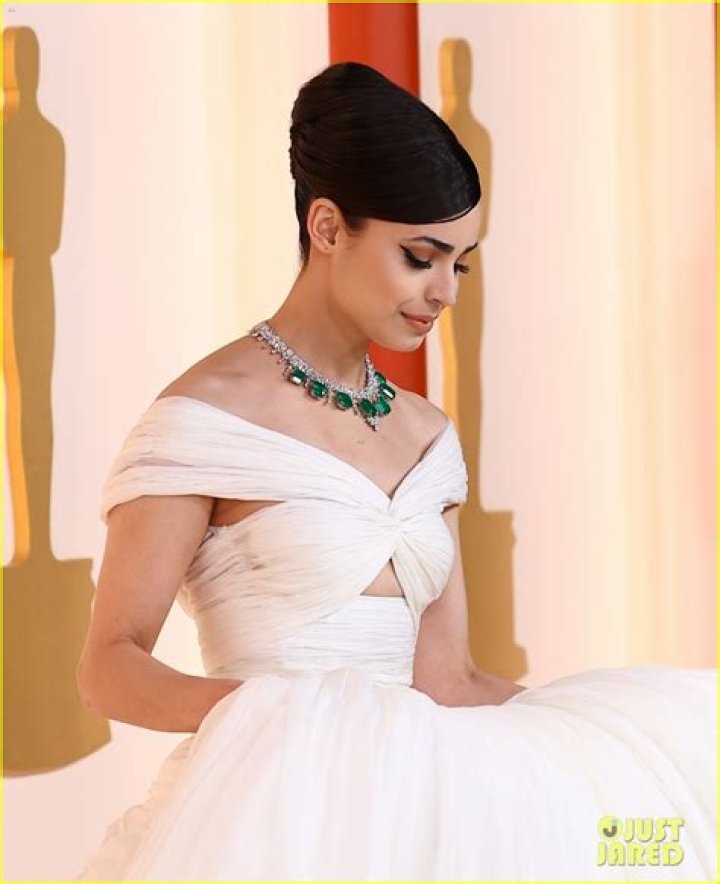 Mindy Kaling Stuns in Cut-Out White Vera Wang Gown at 2023 Oscars: Photos