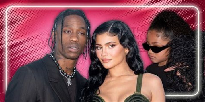 OMGKylie Jenner and Travis Scott Make Out Before Boarding Private Jet to Coachella!