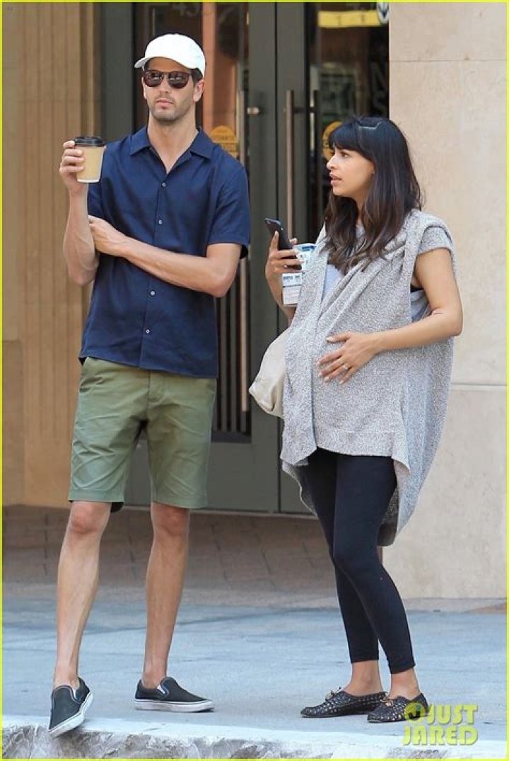 ‘Parenthood’ Star Erika Christensen Shows Off Her Growing Baby Bump During a Hawaiian Vacation!