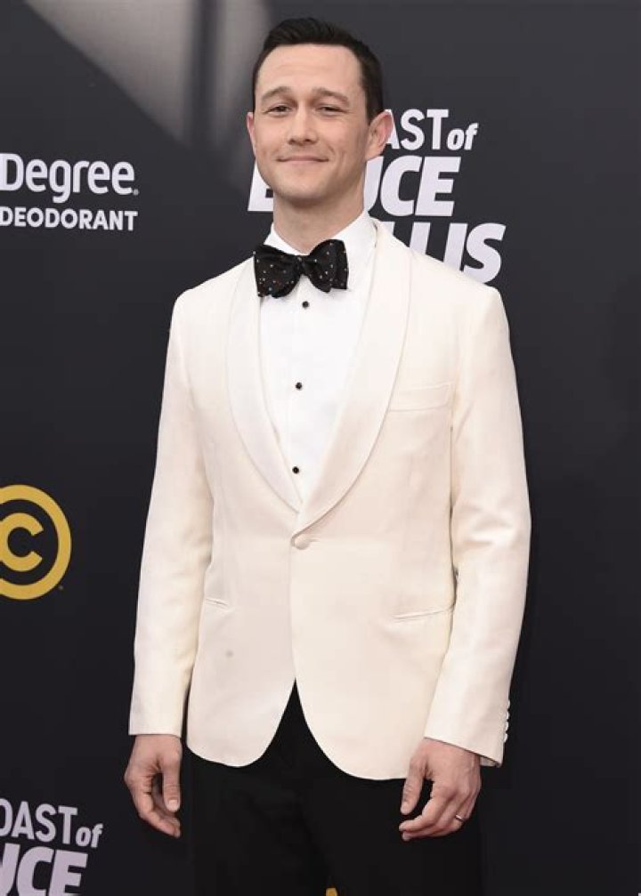 Uncover All the ‘Glass Onion’ Celebrity Cameos: Joseph Gordon-Levitt, Hugh Grant and More