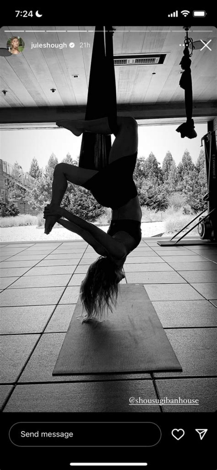 Victoria Beckham Shows Off Her Flexibility and Killer Abs in New Selfie: ‘Who Said I Can’t Do Yoga?’