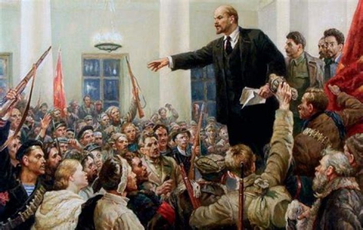 Was lenin part of the petrograd soviet?