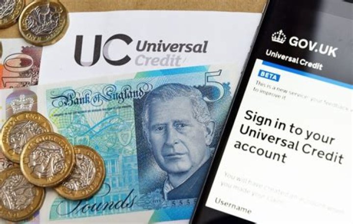 What are advances for universal credit?
