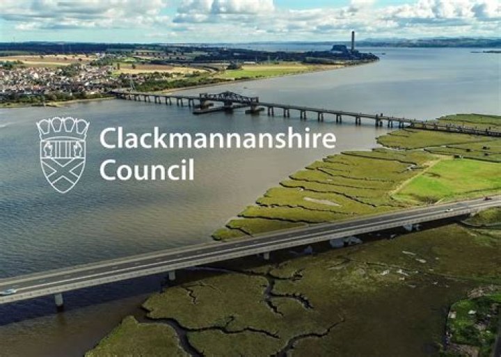 When did the clackmannanshire bridge open?