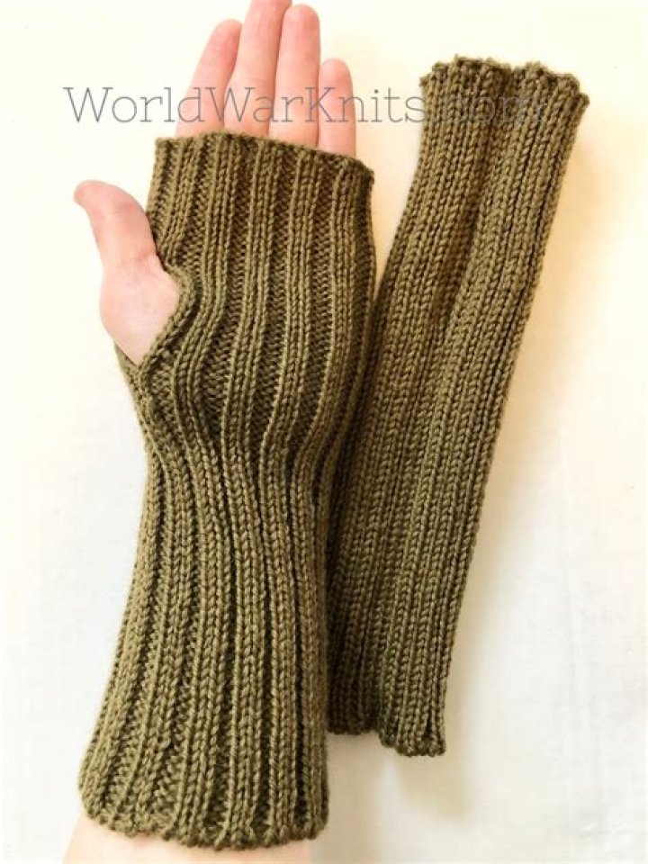 When were fingerless gloves popular?