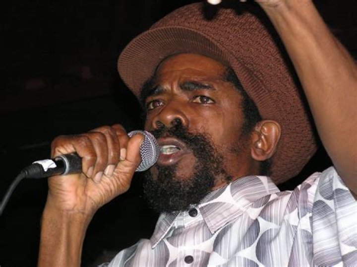 Which reggae artist was shot by his father?