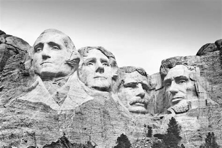 Who did the carvings on mount rushmore?