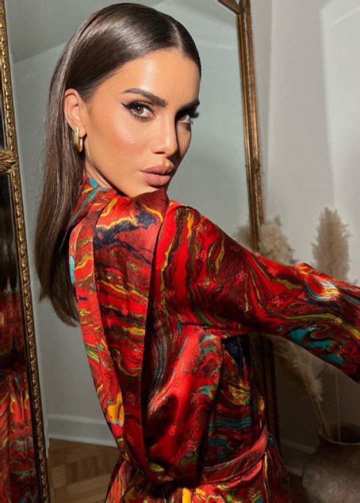 Who is Camila Coelho? Wiki, Biography, Age, Height, Net Worth, Husband, Ethnicity, Parents & More