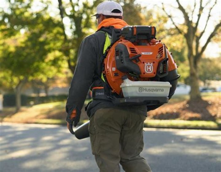 Who makes husqvarna hatchets?