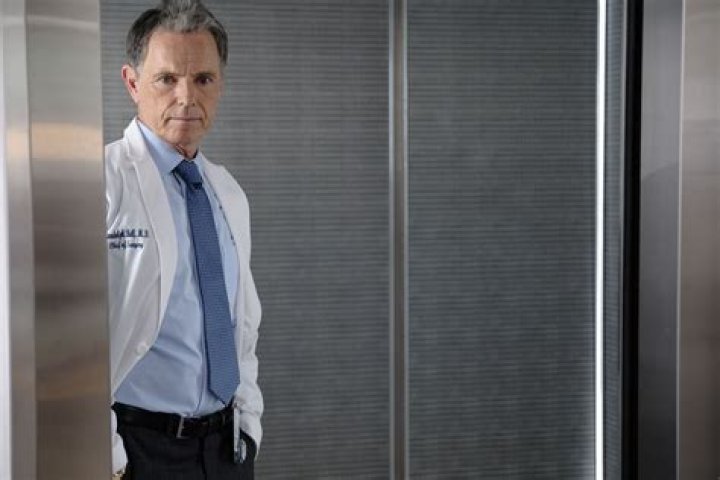 Who plays Randolph Bell on the resident?