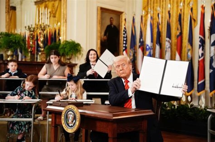 Who was responsible for disbanding the court in october of 1692?