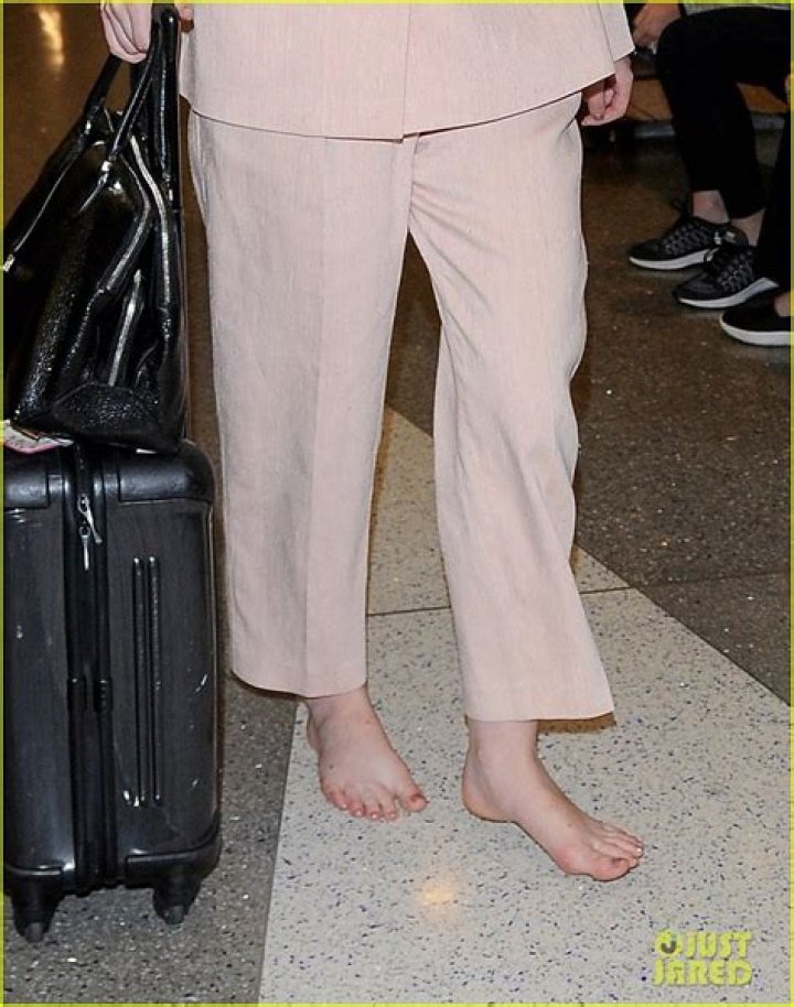 YIKESElle Fanning Goes Barefoot Through LAX — See the Pics!